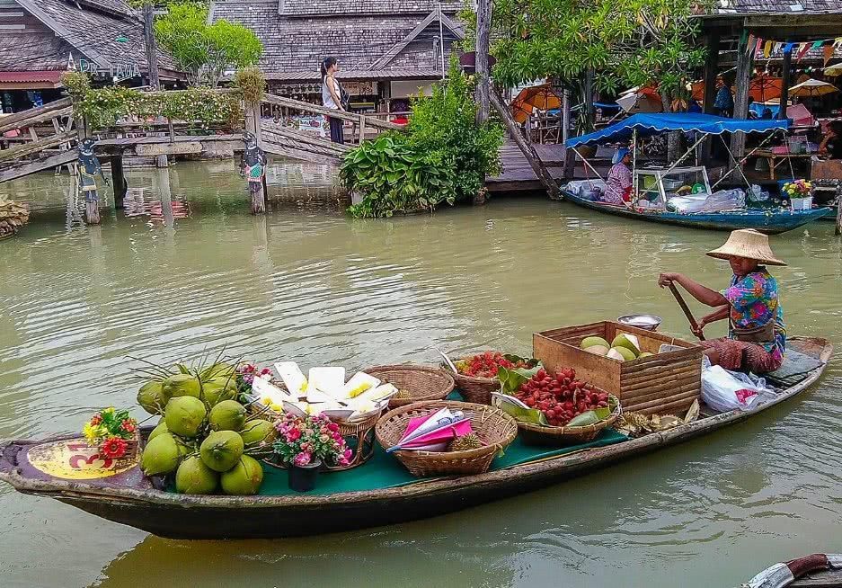 其实也就是坐在船上,逛水上的水果摊,泰国人看习惯了,中国游客却逗苘