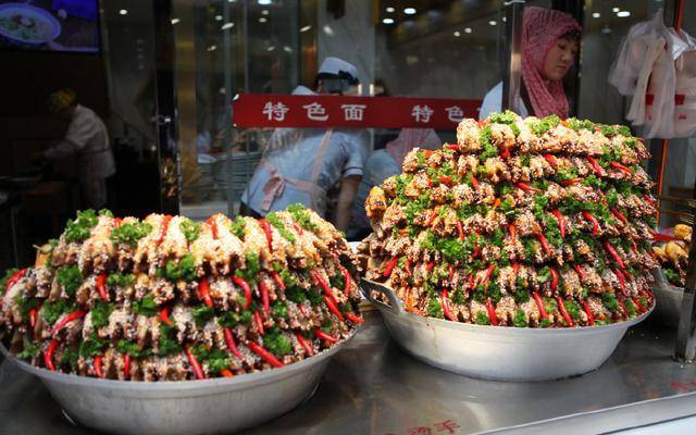 街边最火爆的小吃,20元一只,1天卖300只,邻摊:服了怕了