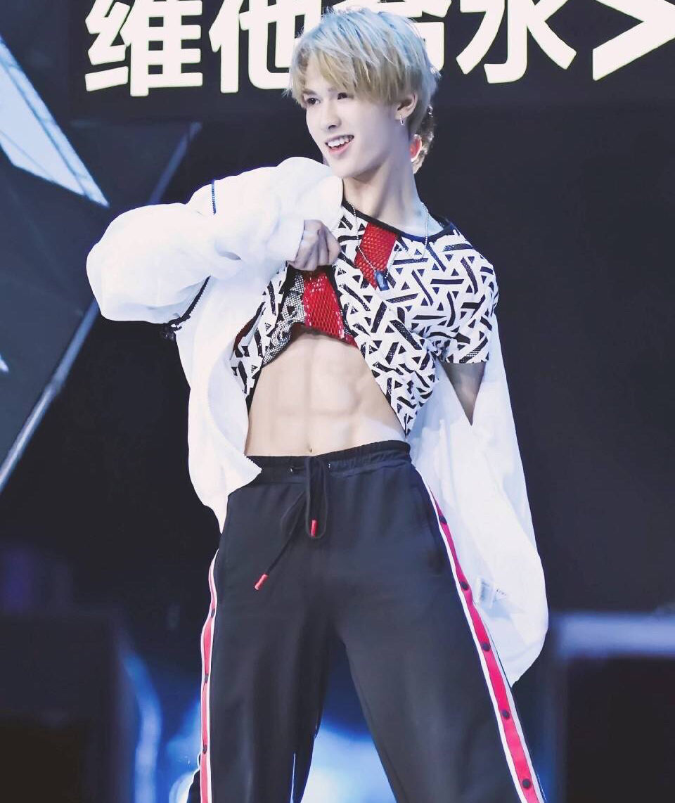 《偶像练习生》中拥有逆天腹肌的选手,朱正廷