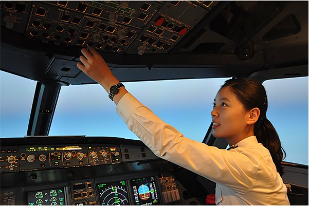 实拍:中国最美女副机长真实的一天