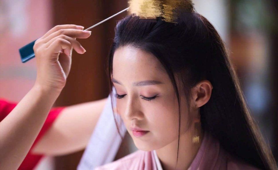 女演员对镜梳妆,李沁是个病美人杨幂热巴谁更撩人?