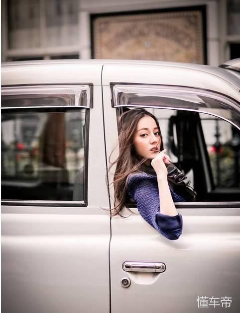 气质美女迪丽热巴开什么车呢?猛一看以为是五