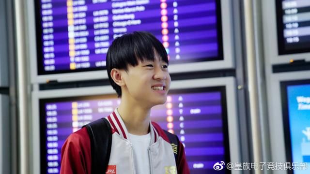 RNG全队安全抵达法兰克福,Uzi和史森明露出默