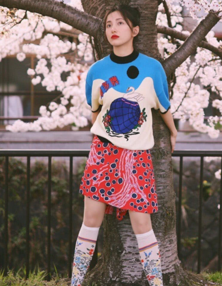 肖雨雨身穿蓝白短袖衫,衬得肌肤白皙动人,搭配红色波点裙子和白色印