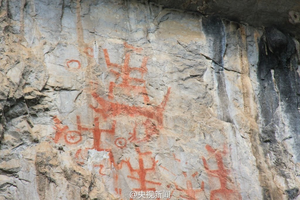 左江岩画在连亘左江数百公里的悬崖峭壁上，共发现岩画79个点、178处、280组。