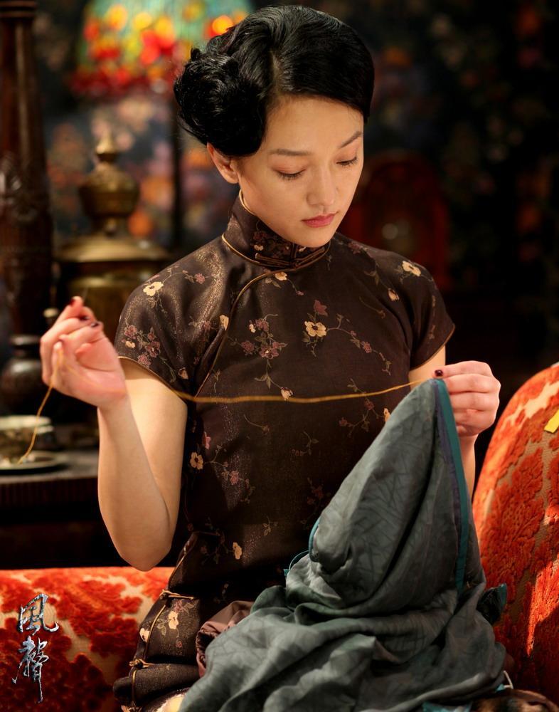 电影《风声》讲的是1942年10月10日，汪伪政权举行了盛大的国民政府庆典。然而，一系列的军政要员遇刺事件，让身为特务处长王田香如坐针毡。在对女刺客的酷刑审问中，他获得了一条关键的情报——代号为老鬼的地下党已经混入了剿匪司令部。立功心切的王田香立刻向日本皇军特务机关长武田做了汇报。二人随即在裘庄布下了一个圈套，意图通过放出假消息逼老鬼现身。