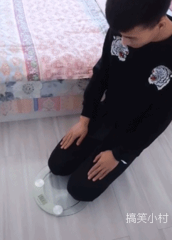 搞笑GIF图:有一种比跪键盘跪榴莲更残暴的惩罚