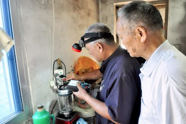 高温来袭,镇江润州太古山社区志愿者为独居老