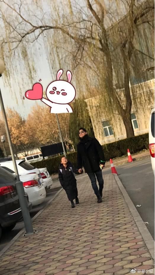 莫少聪狂晒女儿滑冰照片,与洪欣所生的儿子,却