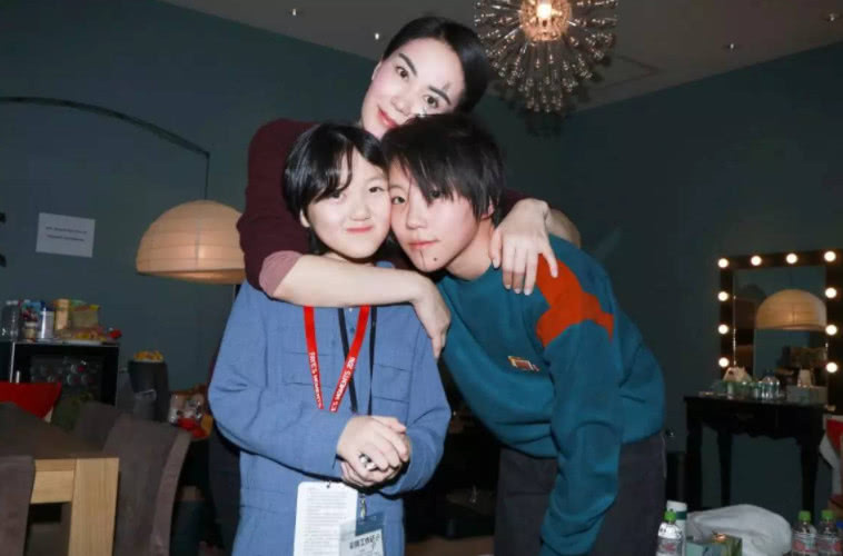 李亚鹏晒女儿弹钢琴照片,李嫣兔唇全好了,变身