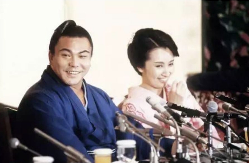其他相扑选手也纷纷抱得美人归。