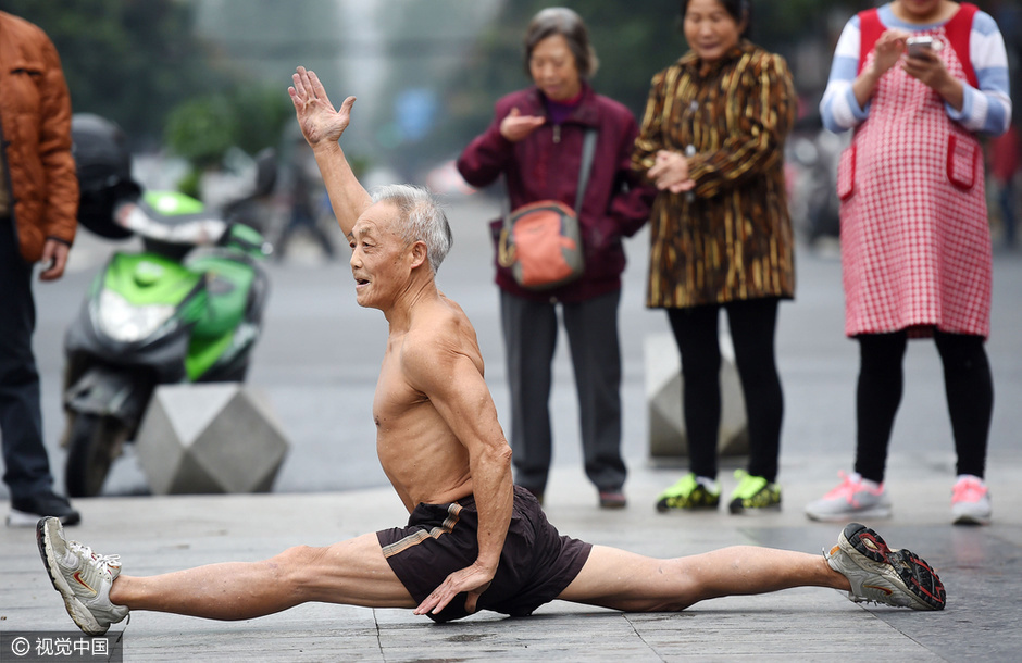 72岁爷爷寒潮中“裸练” 轻松展示一字马