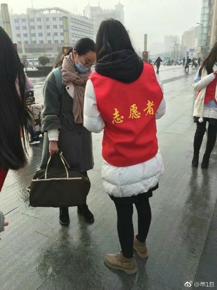 【暖新闻】那一抹鲜亮的志愿红,温暖了你的回家路 【暖新闻】那一抹鲜亮的志愿红,温暖了你的回家路