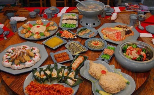 中国人游日本,吃自助餐时把服务员骂哭,网友:丢