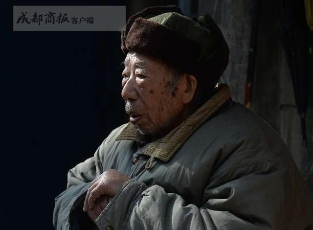 老伴儿因病离世 91岁大爷仍每天推着她曾坐过