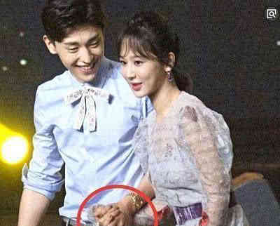 三人同台,邓伦将杨紫拉到身侧,张一山表情都变