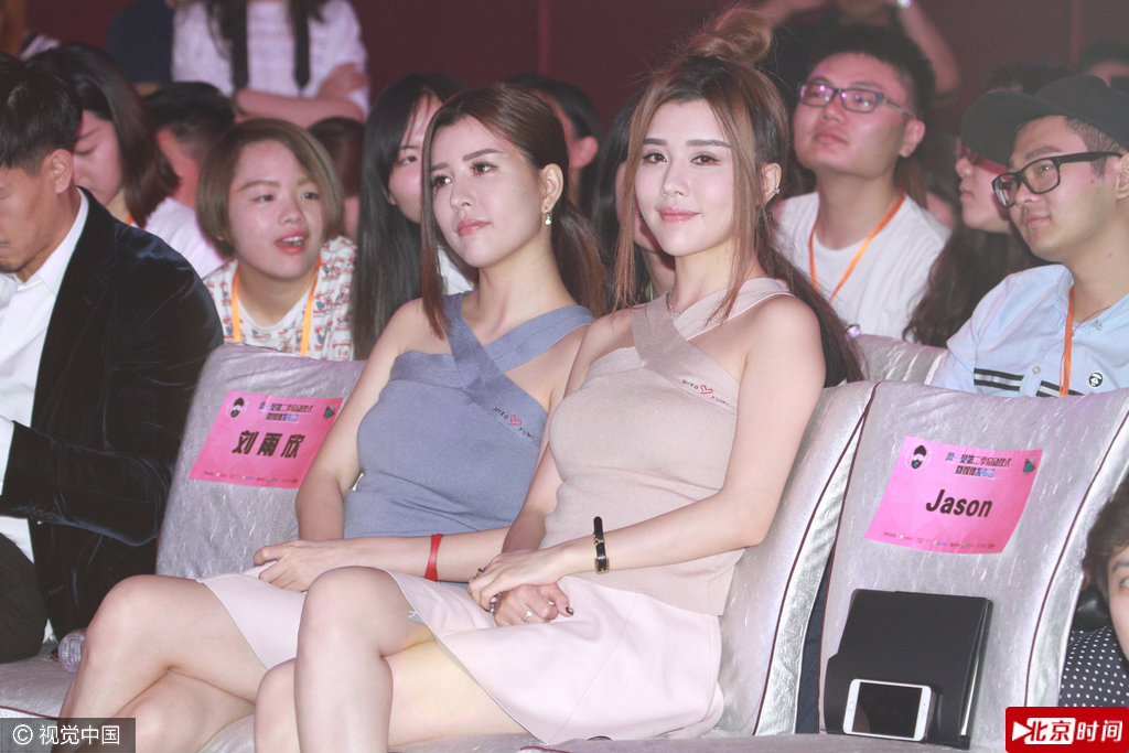 BY2紧身衣展圆润上围 狂拽裙尾搔首弄姿秀美腿