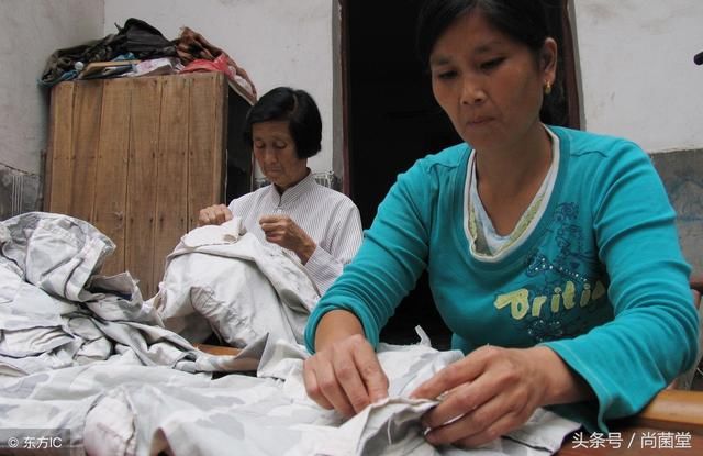 那些不让女性上桌吃饭的农村家庭,后来都怎么