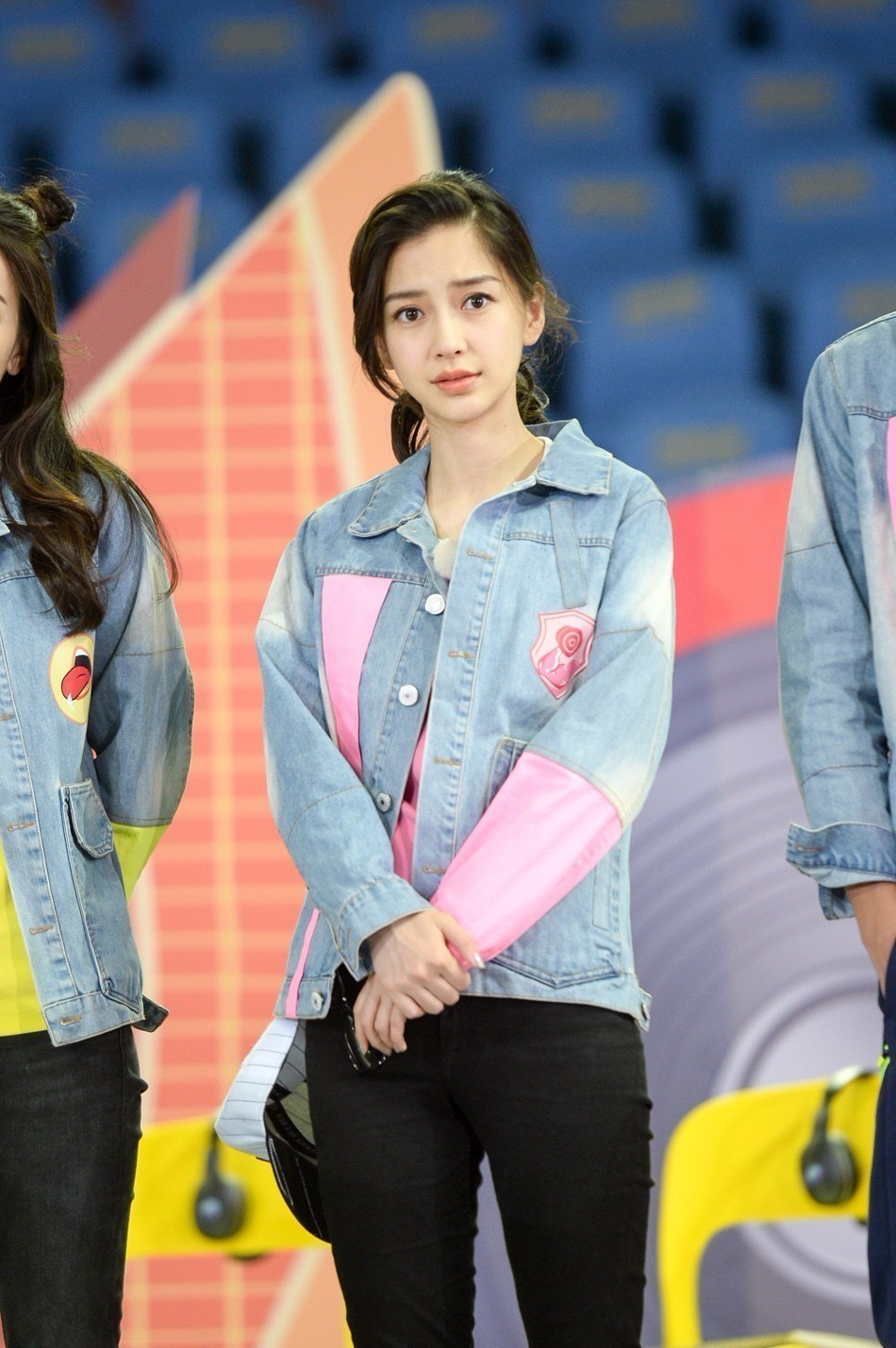 上周《奔跑吧》,baby加入了肌肉tv队,穿上粉嫩的运动装,看起来少女感