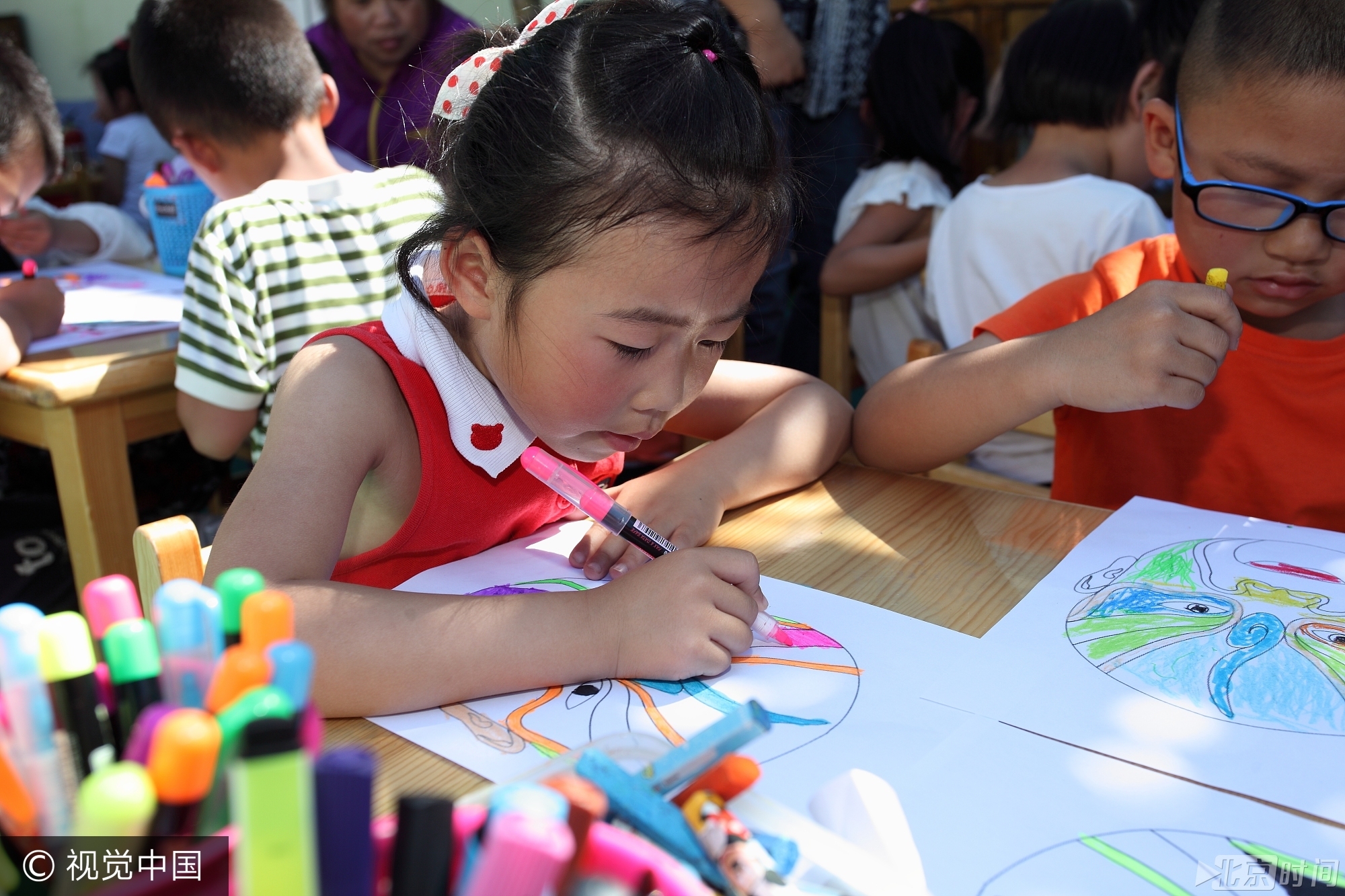 活动现场内容丰富，小孩子们都玩疯了， 孩子们用雄黄酒在小孩脑门上画王字、用艾草编花环、包粽子、制作香囊、画钟馗、赛龙舟等精彩不断， 孩子们的笑声充满着整个校园。