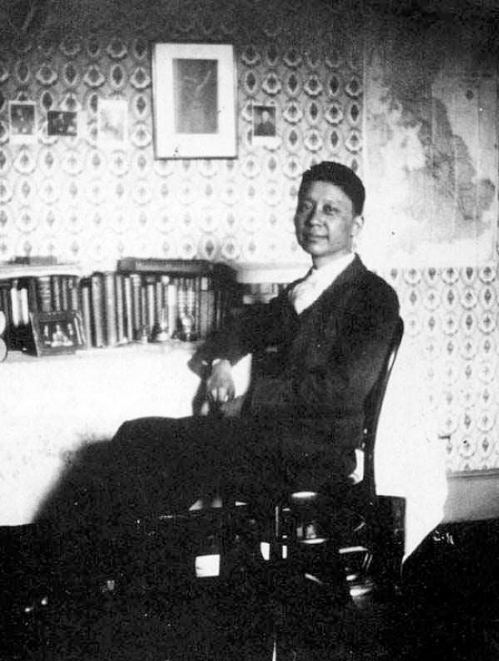 老舍年轻时家境并不富裕，不过后来曾经赴英国留学，图为1926年老舍在伦敦寓所与爱书合影。（青岛画报）