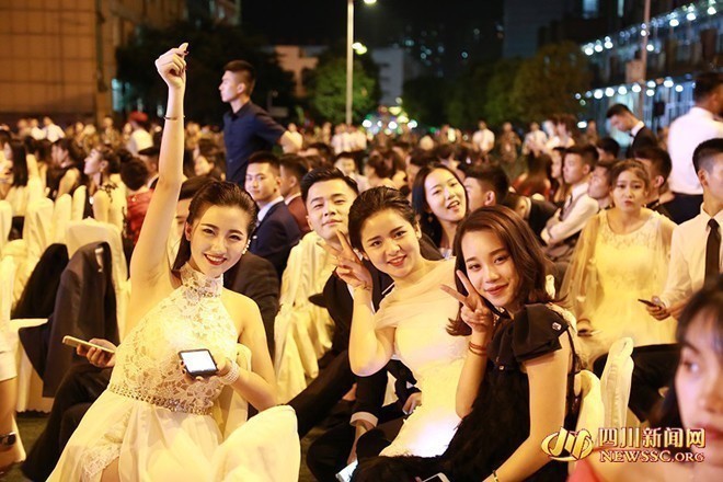 豪车助阵毕业舞会 学生走红毯国际范儿不输影星