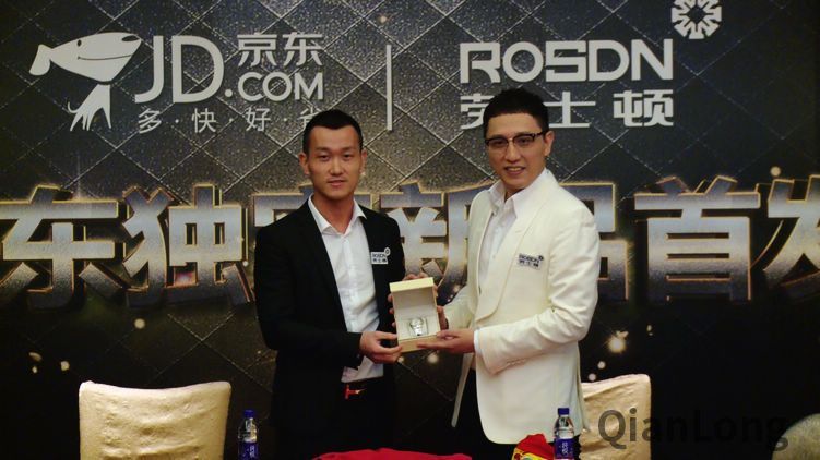 劳士顿总经理罗斌向著名主持人华少赠送全新劳