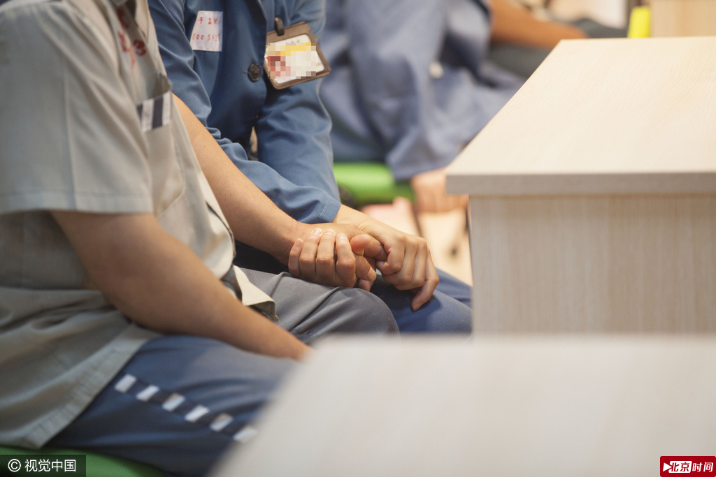 9月12日上午，吉林省北郊监狱9名男性服刑人员在40余名民警的监管下，来到吉林省女子监狱，与在女子监狱服刑的亲人进行面对面的会见。