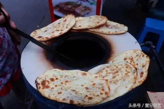 小伙自制美食一年赚上百万,出锅就被抢光,你肯