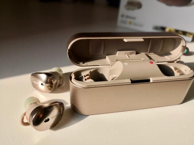 城市通勤优选,全球首款主动降噪耳机索尼降噪