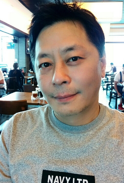 54岁王杰惨遭人下毒毁嗓后复出 两鬓微白