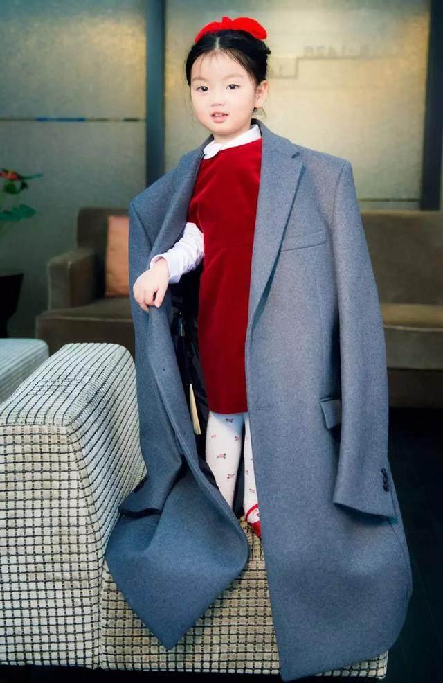 小大人阿拉蕾,穿上西装的她,帅气不帅气?