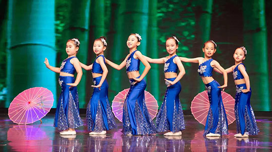 《小童大艺》暑期特别节目“青春快乐季：民族民间舞场”