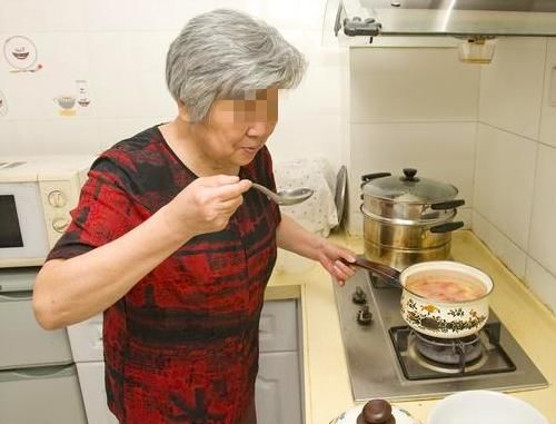 年后宝妈去上班,奶奶在家给一岁宝宝吃鱼,宝妈