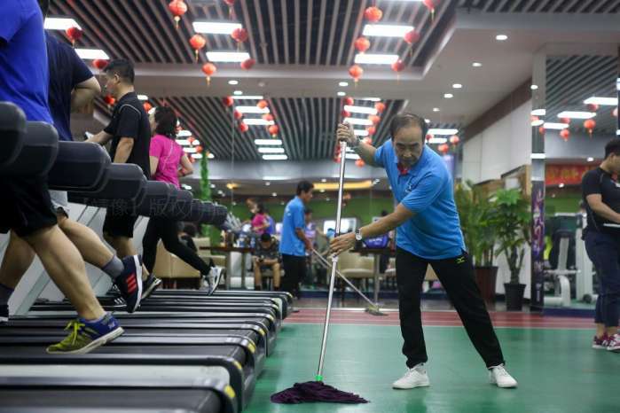 国企领导退休后当保洁员 每天健身两小时身体
