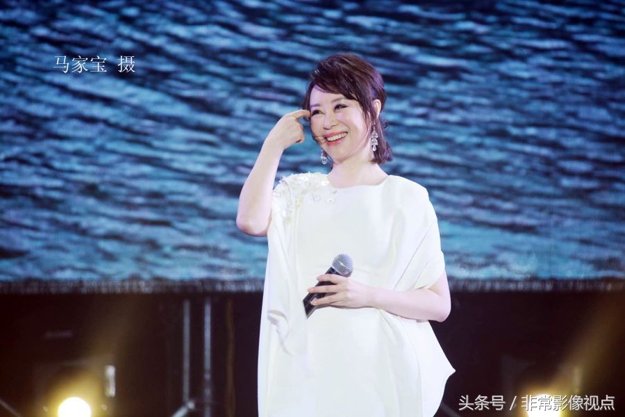 众歌星云集四线小城商演 为什么压轴歌手一上