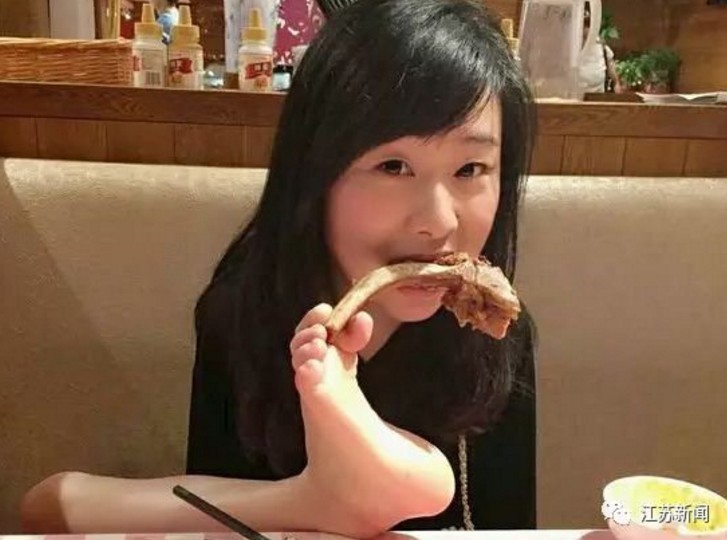这个网红直播用脚吃饭 看哭了百万人