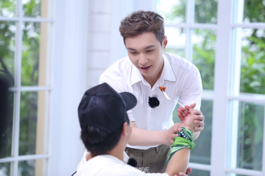 张艺兴白衬衫帅气显俊俏 上演水下湿身诱惑 张艺兴白衬衫帅气显俊俏 上演水下湿身诱惑