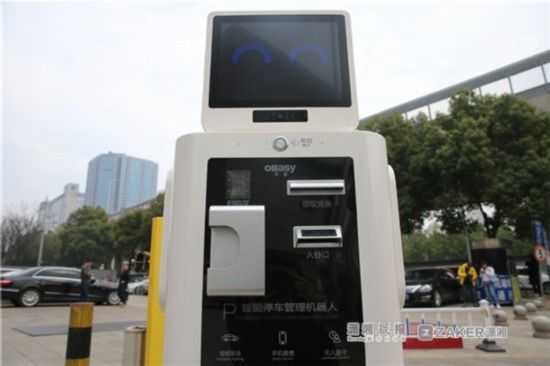 长沙首个机器人管理停车场启用 全场无人值守