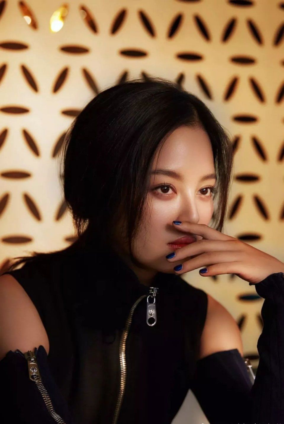 肿泡眼变时尚只有割双眼皮一条路?辛芷蕾化对