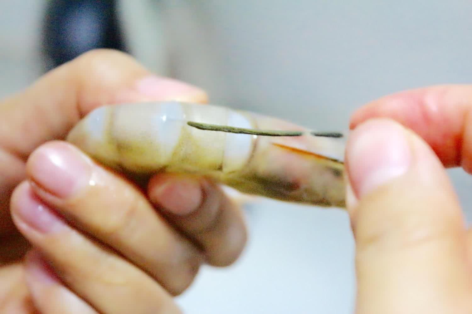 大虾好吃但去除虾线麻烦，教你一个妙招，去除虾线简单又快速