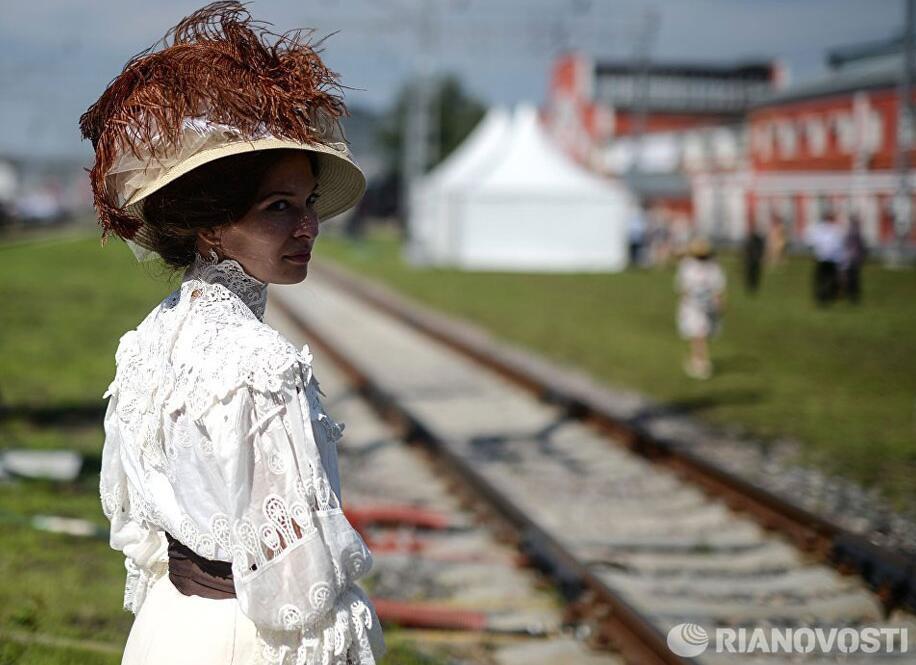 参加机车阅兵式演出的古装女演员。