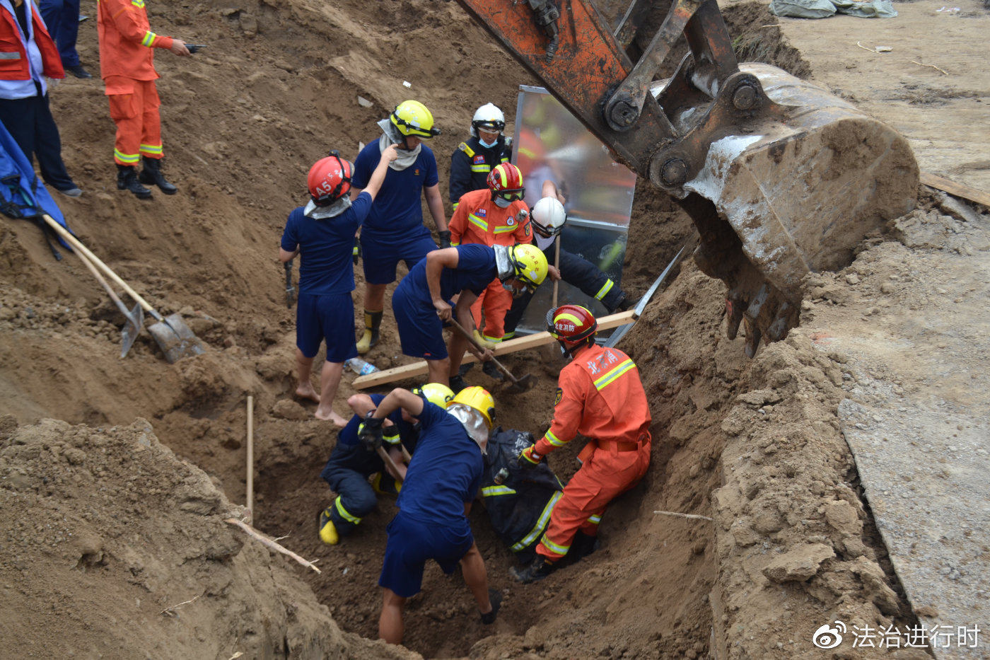 工地塌方3人被埋,消防員刨土救人