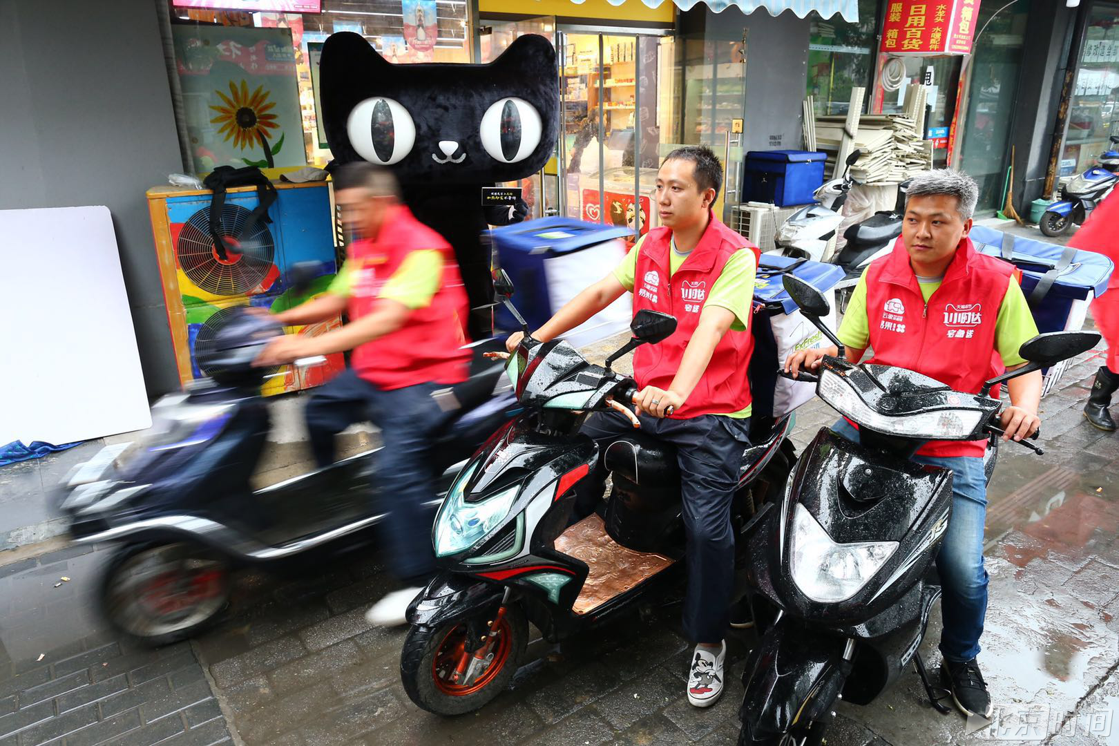 北京暴雨天猫超市订单猛增一倍 数千快递小哥