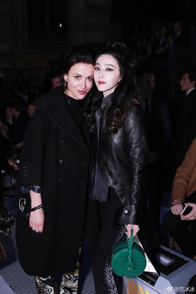 给粉丝签个名,杨幂跪完胡歌跪,还是范爷最机智