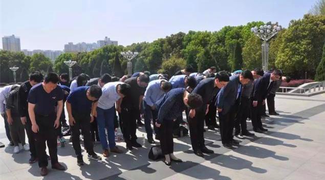 信阳教育系统清明祭英烈 不忘忠烈魂