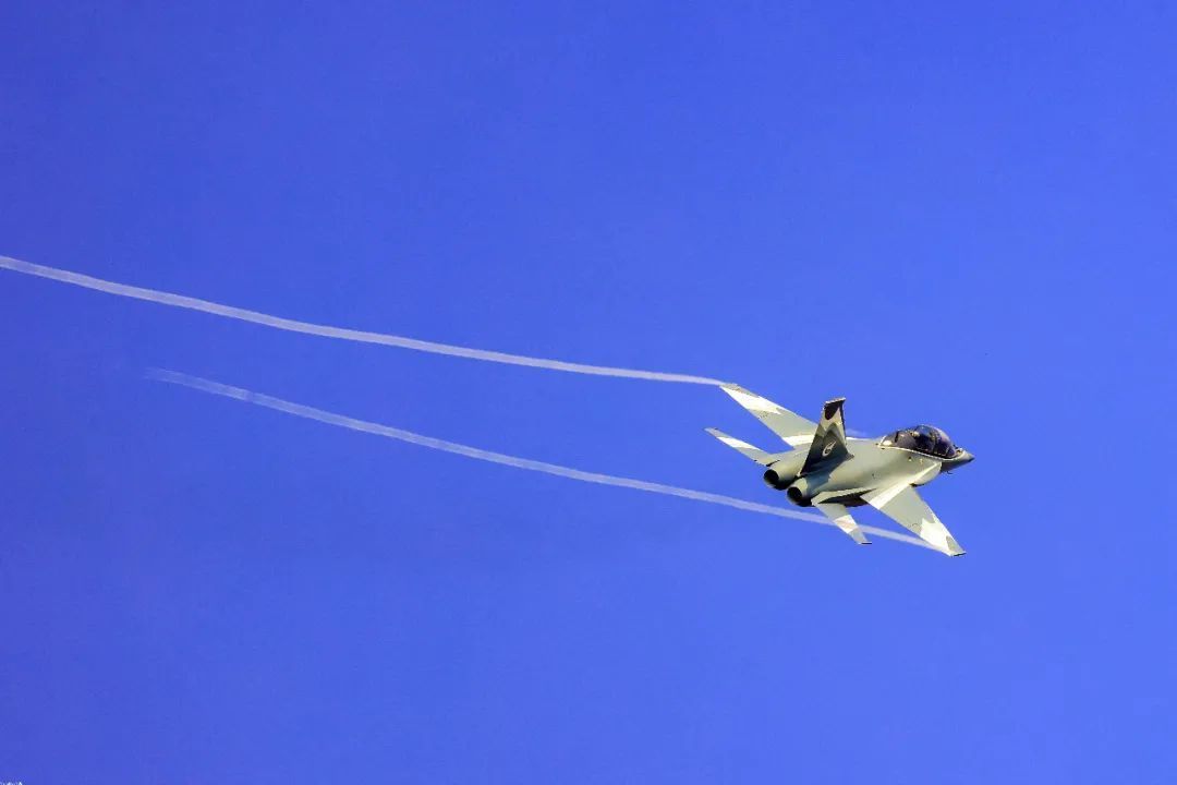 亮眼:l15高级教练机,初教6多机首次编队飞行表演