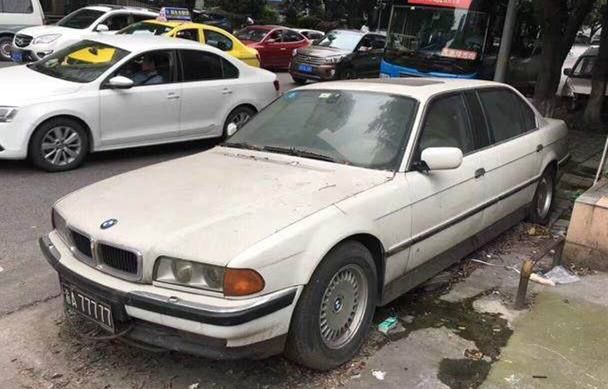 街头惊现一台报废宝马 车牌号却惊呆路人