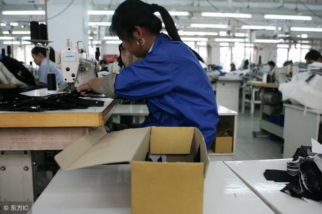 服装工厂淡季来临老板想放假,员工要底薪,行业
