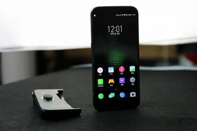 玩游戏 吃鸡用哪款手机比较好?黑鲨游戏手机